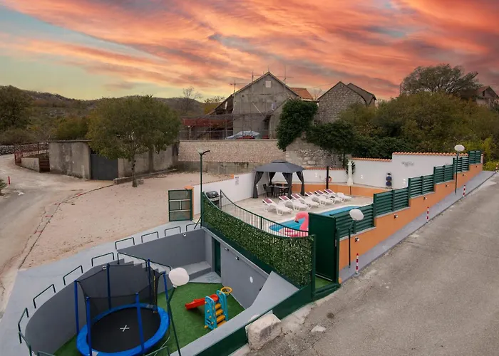 Amazing In Vikendica Mijaca